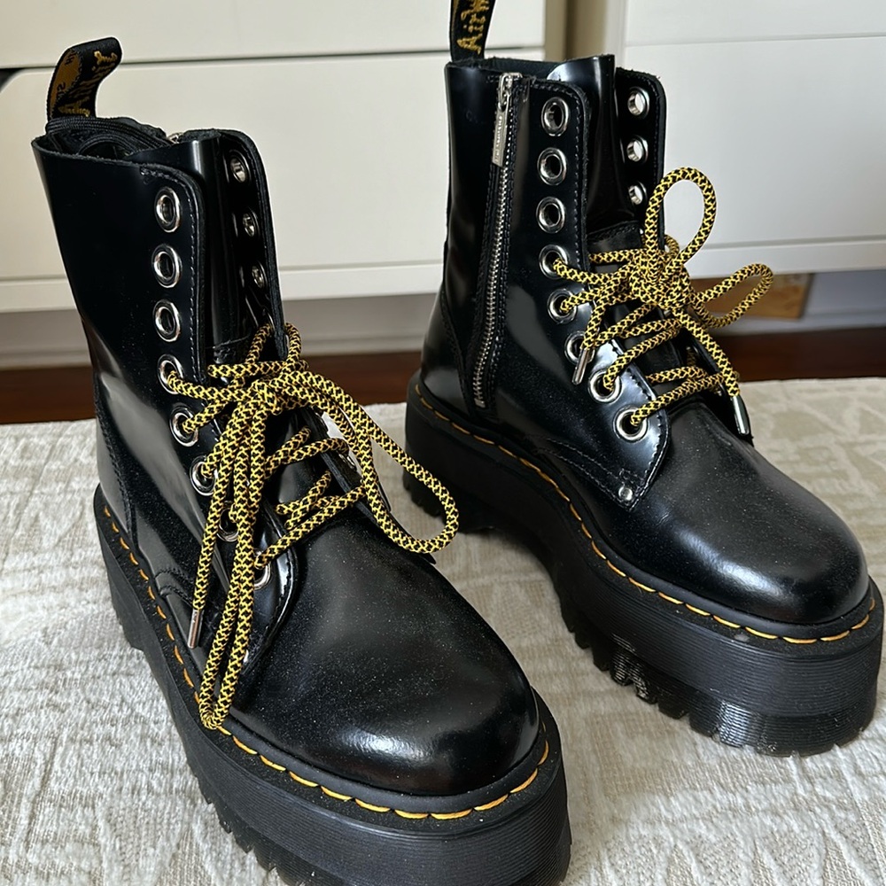 DR MARTEN VEGAN JADON BOOT MAX PLATFORM *Worn ONCE*